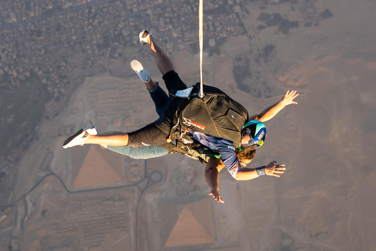 Fallschirmspringen über den großen Pyramiden in Kairo, Ägypten