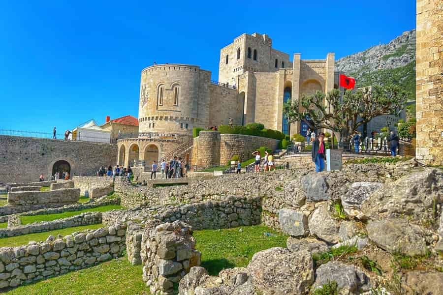 Von Tirana aus: Burg Kruja, Alter Basar & Sari Salltik Tour. Foto: GetYourGuide