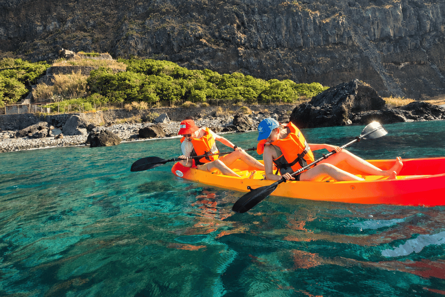 Geführte Kajak-Expedition entlang der verborgenen Küste Madeiras mit Fotos. Foto: GetYourGuide Geführte Kajak-Expedition entlang der verborgenen Küste Madeiras mit Fotos. Foto: GetYourGuide