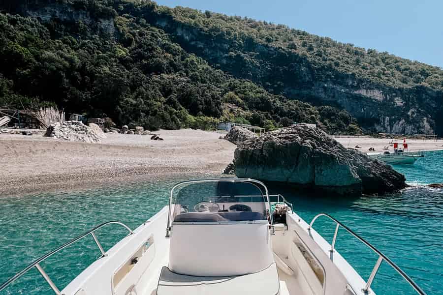 Saranda: Bootstour | 7 Stopps, Höhlen & versteckte Strände. Foto: GetYourGuide