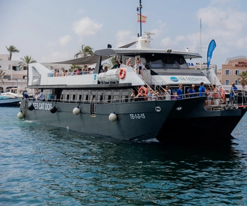 Ibiza: Platja d'en Bossa Round-Trip Transfer to Formentera