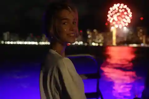 Oahu: Waikiki BYOB Friday Night Fireworks Cruise