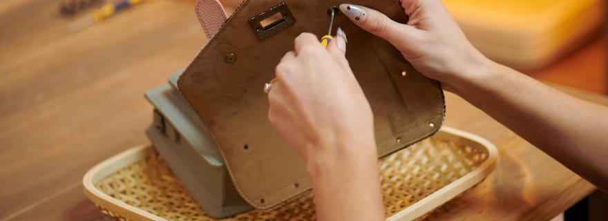 St Andrews : atelier de fabrication de mini sacoches Islander® Harris Tweed®