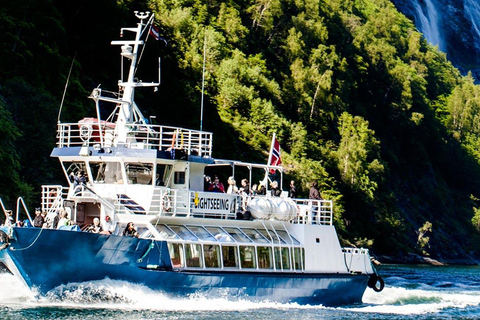 Geiranger: Geirangerfjord Sightseeing Boat with Audio Guide 1-Hour Cruise