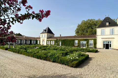 Visita al pueblo de Saint Emilion Chateaux y degustación de vinos