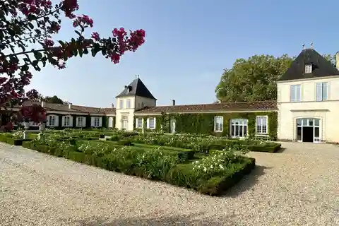 Visita al pueblo de Saint Emilion Chateaux y degustación de vinos