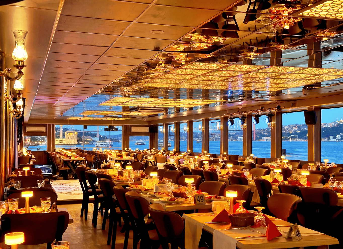 Istanbul: Bosporus-middagscruise og show med privat bord