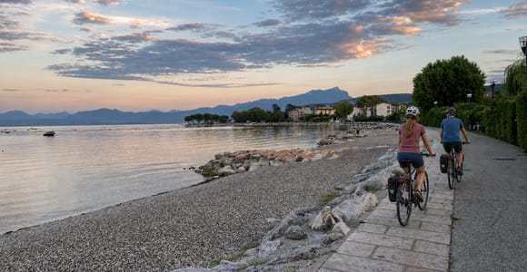 Lake Garda: City Bike Tour from Bardolino to Baia delle Sirene
