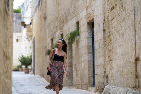 Valletta: Private Photoshoot in Old Town, Harbour & Gardens Standard: 20 photos | 30 mins