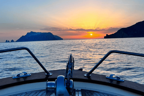 au départ de Positano : Journée complète d'excursion en bateau à Capri et sur la côte amalfitaine.