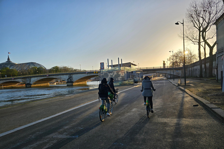 Paris antes das multidões: passeio de bicicleta ao nascer do sol com pequeno-almoçoTour particular