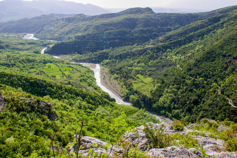 &quot;Caverna Pëllumbas e rio Erzeni: Caminhadas e natação&quot;