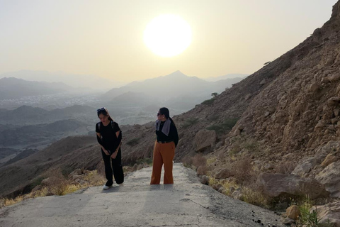 Muscat: Saal Walk Guided Hike with Sunset & City Views Tour