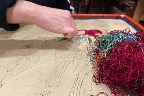 サマルカンド：伝統的なスザニ刺繍ワークショップ体験をご案内します