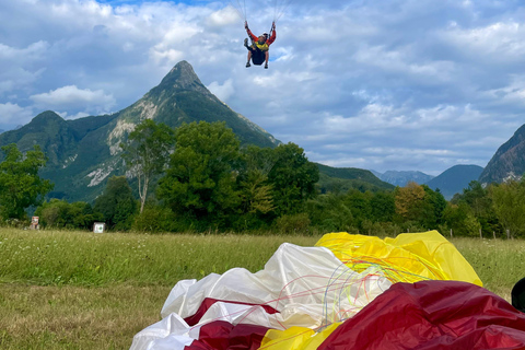 Bovec: parapendio biposto sulla valle dell&#039;IsonzoBovec: Parapendio biposto sulla Valle dell&#039;Isonzo
