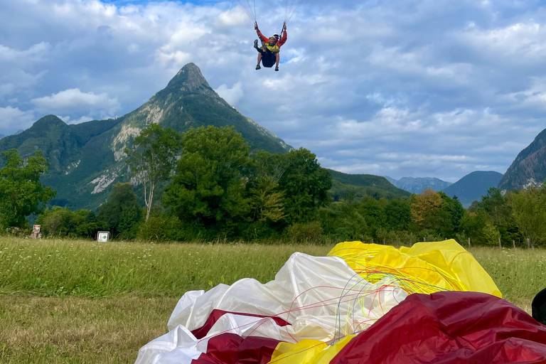 Bovec: parapendio biposto sulla valle dell&#039;IsonzoBovec: Parapendio biposto sulla Valle dell&#039;Isonzo