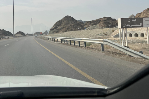 Muscat: Wadi Shab Hike and Bimmah Sinkhole Tour with Lunch Muscat: Wadi Shab Hike and Bimmah Sinkhole Tour with Lunch