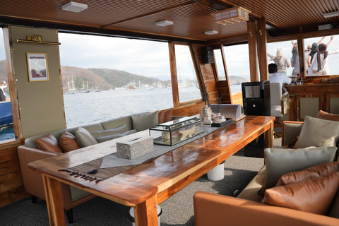 Labuan Bajo: Komodo Full Day Tour Luxury Boat Sunset Cruise Komodo Tour Luxury Boat with Drone and GoPro Underwater