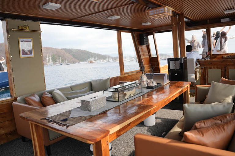 Labuan Bajo: Komodo Full Day Tour Luxury Boat Sunset Cruise Komodo Tour Luxury Boat with Drone and GoPro Underwater