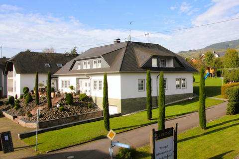 Kröv/Gut Hermes: Wine tour & tasting through the vineyard, winery, & sparkling wine factory Kröv/Gut Hermes: Wine Tour & Tasting Through Vineyard, Winery & Champagne Factory