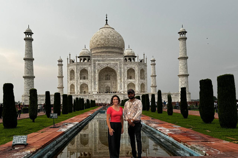Agra: Taj Mahal Sunrise Tour: Express Ticket, Guide & Photos Tour with Local Expert Tour Guide Only