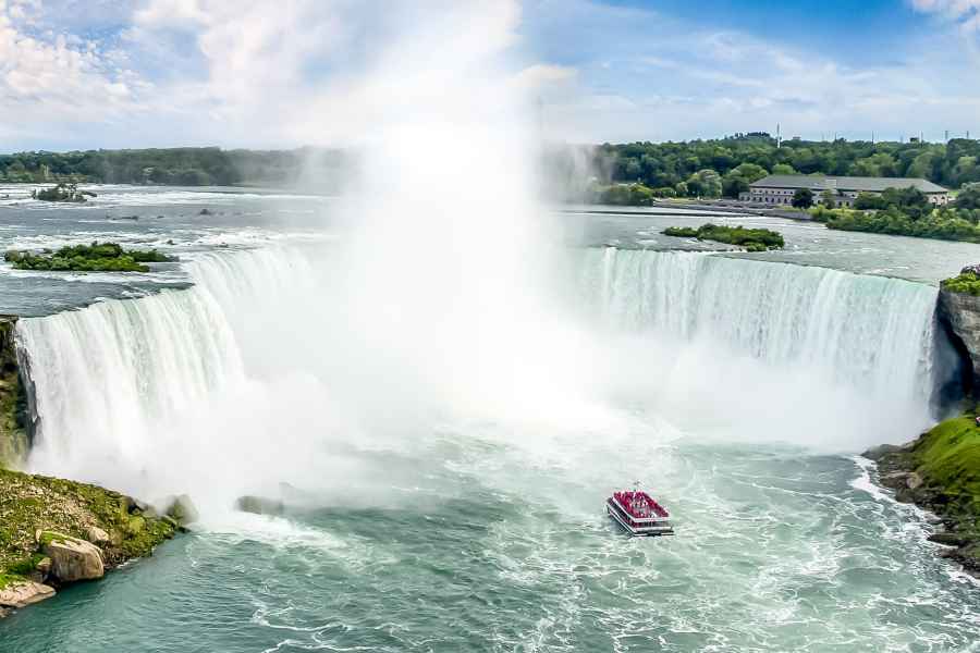 Niagarafälle, Kanada: Bootstour & Reise hinter die Fälle. Foto: GetYourGuide