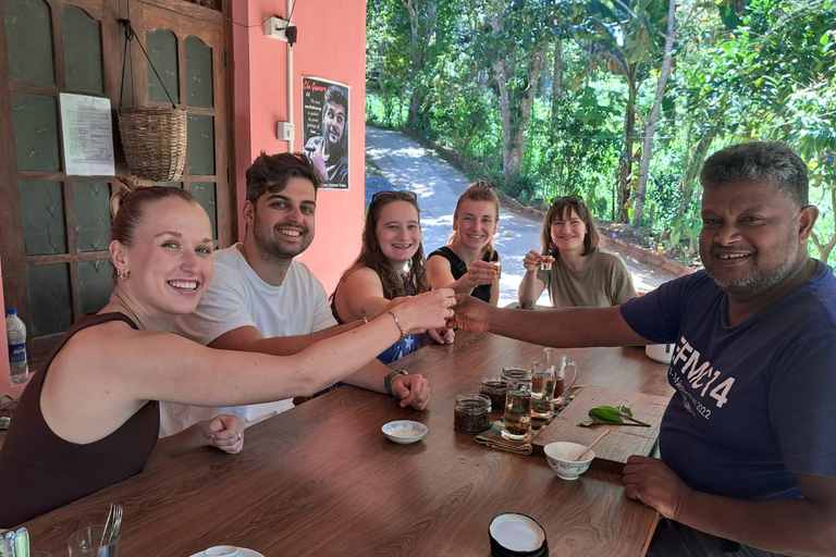 Ella: Organic Tea Plantation Tour with Tea Making & Tasting
