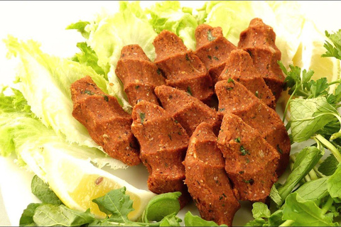 Istanbul: Taste of Turkey with Europe & Asia by Ferry Tour en Español