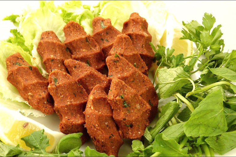 Istanbul: Taste of Turkey with Europe & Asia by Ferry Tour en Español