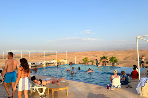 Marrakesch: Kamelritt in der Agafay-Wüste, Pool, Abendessen, Show.Agafay-Wüstenpaket mit Kamelritt, Pool, Abendessen und Show.