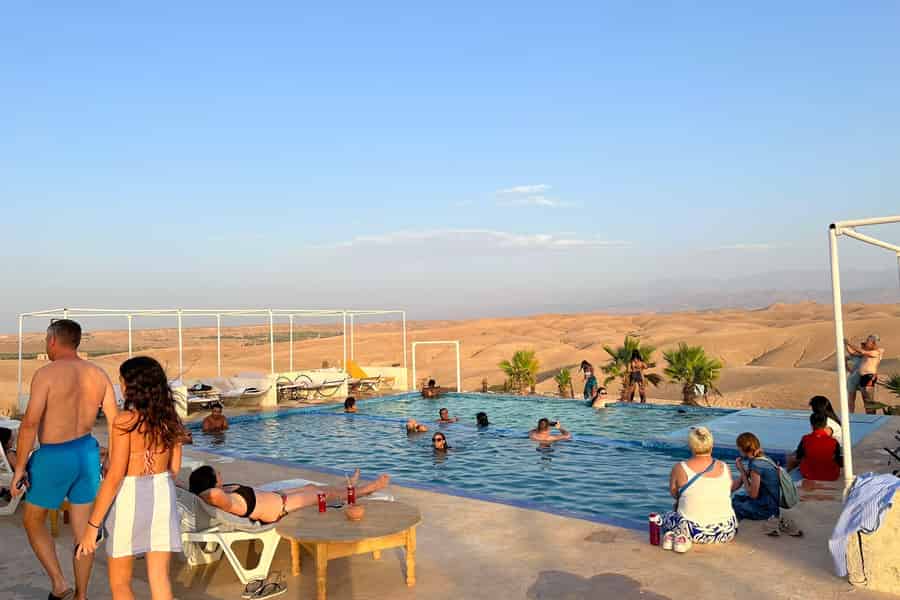 Marrakesch: Kamelritt in der Agafay-Wüste, Pool, Abendessen, Show.. Foto: GetYourGuide
