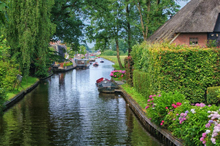 From Amsterdam: Zaanse Schans and Giethoorn Countryside Trip