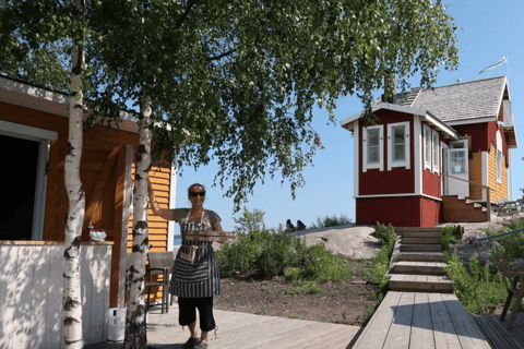 Helsinki: Cute Island Coffee Shop Visit with Lunch & Ferry