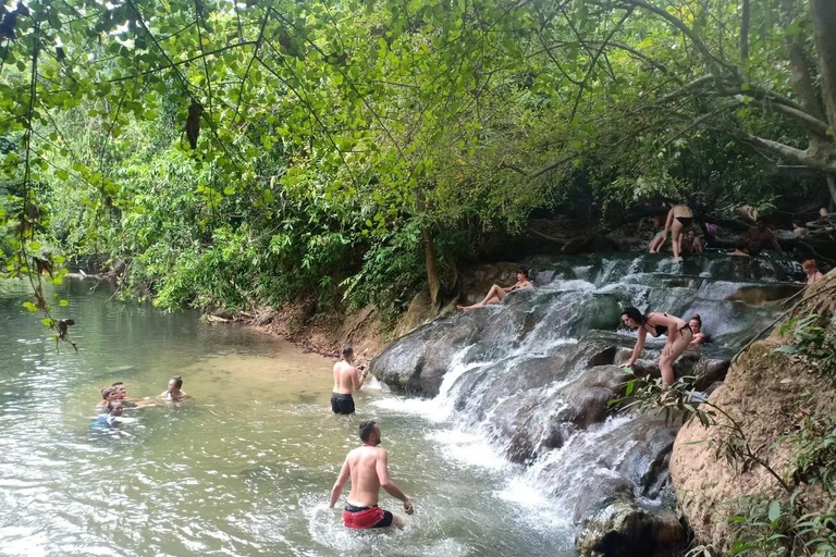 Krabi: gita di mezza giornata alla piscina color smeraldo e alle cascate delle sorgenti termali