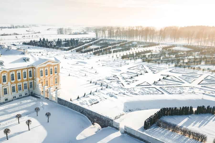 Riga: Berg der Kreuze, Schloss Rundāle & Schloss Bauska. Foto: GetYourGuide Riga: Berg der Kreuze, Schloss Rundāle & Schloss Bauska. Foto: GetYourGuide