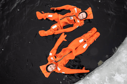 From Kemi: Icebreaker Cruise 3 h, Ice Floating & Transfer From Kemi: Icebreaker Cruise with Lunch and Ice Floating