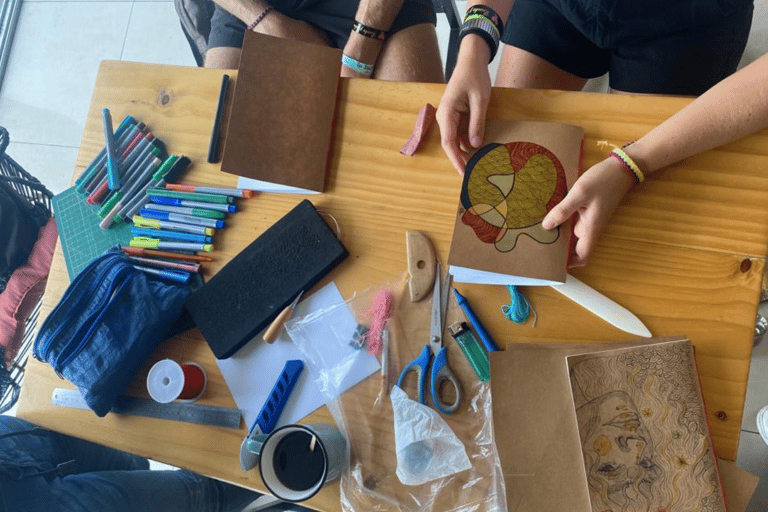 Cali: Taller de Encuadernación ArtesanalTaller de Encuadernación Libreta Viajera - Puntada Larga