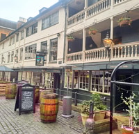 自治市镇伦敦桥梁和鱼类和筹码 - Housity