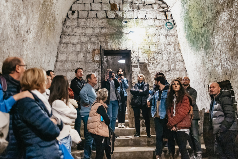 Nápoles: entrada a la zona subterránea y tour guiadoTour guiado en italiano