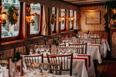 Estocolmo: crucero con almuerzo buffet navideño y vino calienteEstocolmo: crucero navideño con almuerzo buffet y vino caliente