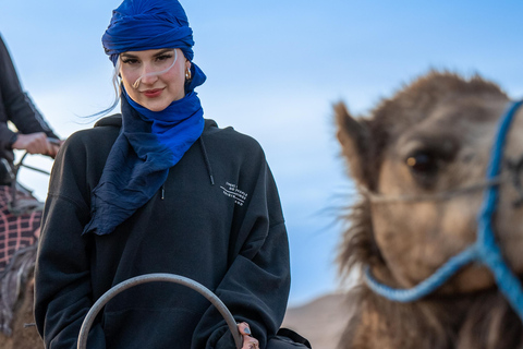 Au départ de Marrakech : Excursion dans le désert au coucher du soleil avec balade à dos de chameau et dîner