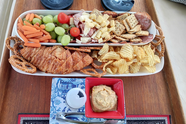 Passeio de barco romântico com vinho e queijo ou jantar surpresaPasseio de barco romântico com vinho e queijo, avistamento de lobos marinhos