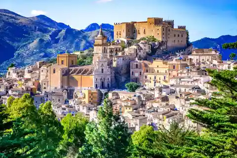 From Palermo: Medieval castle tour of Caccamo and Cefalù.