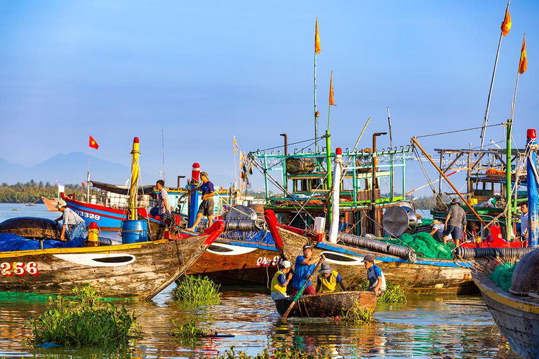 Halvdag med fiskby och berömd Vietnam-sampanPrivat tur