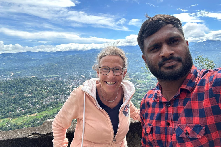 Kandy: Ambuluwawa Tower & Kandy City Private Tuk Tuk Tour