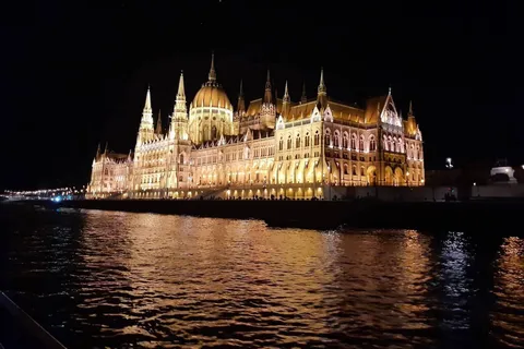 Budapest: The Only Boat Cruise with Live Guiding (+Drink)
