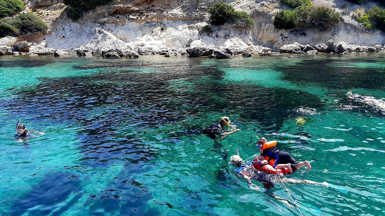 Costa Smeralda: Geführte Küstentour mit Delfinbeobachtung und Schnorcheln