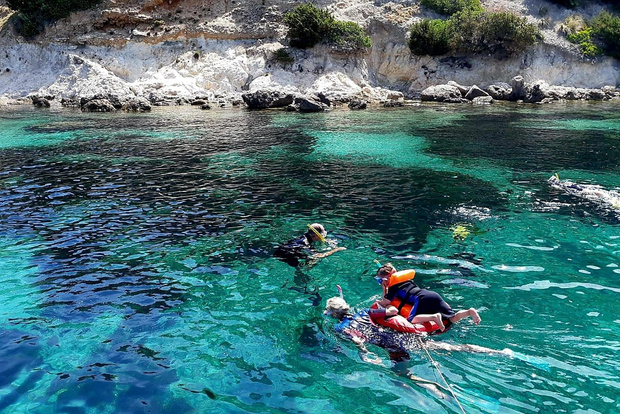 Costa Esmeralda: passeio guiado pelo litoral com observação de golfinhos e mergulho com snorkel
