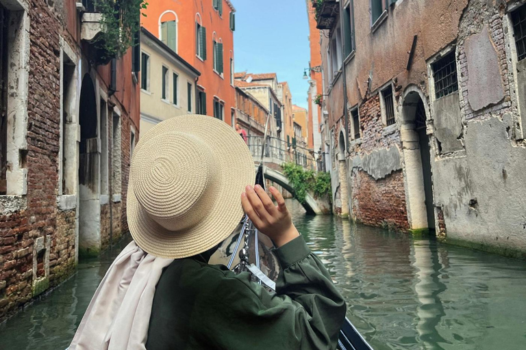 Wenecja: Wspólna gondola przez zapierający dech w piersiach Most WestchnieńWspólna gondola o zachodzie słońca przez zapierający dech w piersiach Most Westchnień