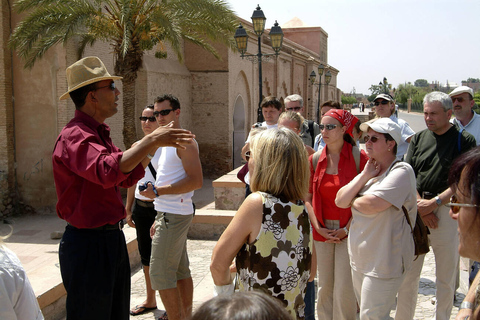 Marrakech arv: Saadiska gravar, Bahia Palace &amp; Medina TourDelad tur från mötesplats (utan inträdesbiljetter)